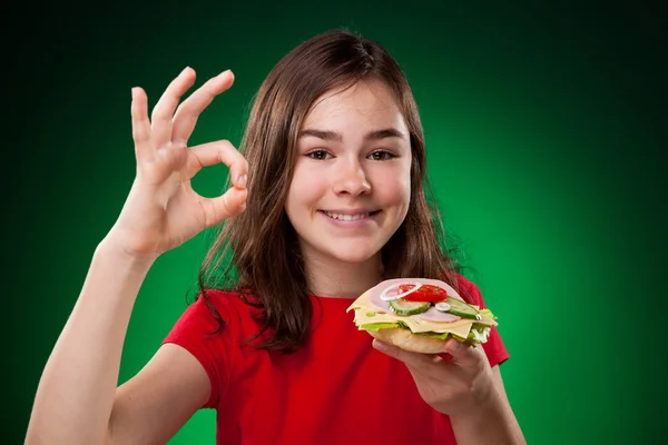 Menina comer sanduíche saudável — Fotografia de Stock