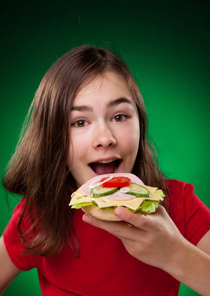 Menina comer sanduíche saudável — Fotografia de Stock