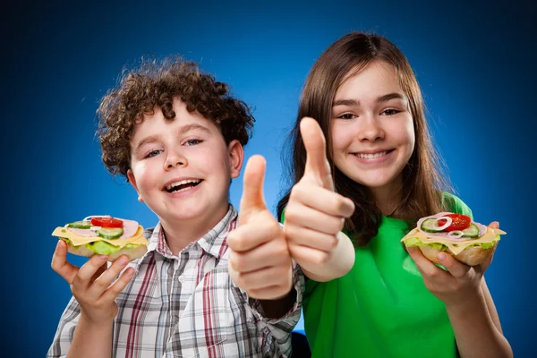 Kinderen eten van broodjes — Stockfoto