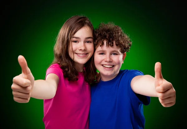 Девочка и мальчик с большими пальцами вверх — стоковое фото