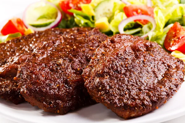 Grillezett steak és zöldségsaláta — Stock Fotó