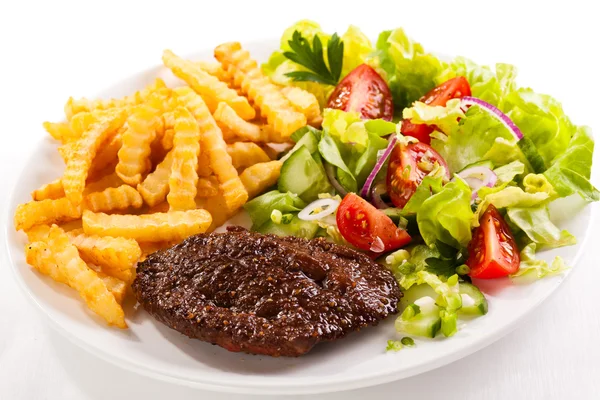 Grilované steaky, hranolky a zeleninový salát — Stock fotografie
