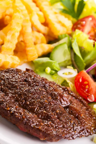 Grillezett steakek, a sült krumpli és a növényi saláta — Stock Fotó