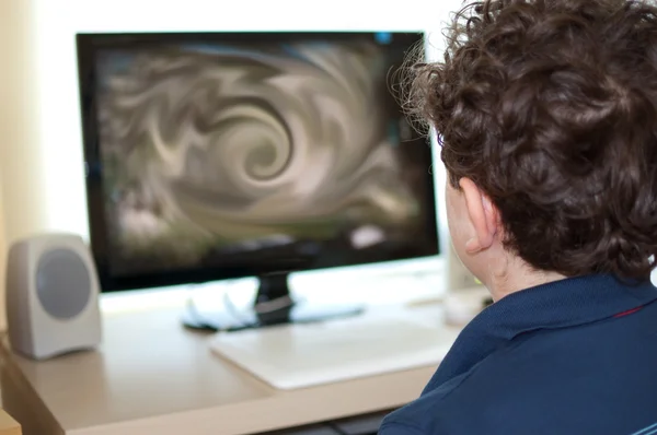 Niño usando la computadora en casa —  Fotos de Stock