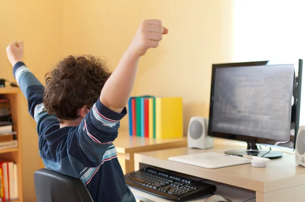 Jongen met computer thuis — Stockfoto