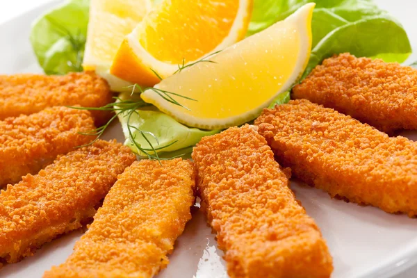 Dedos de peixe fritos e legumes — Fotografia de Stock