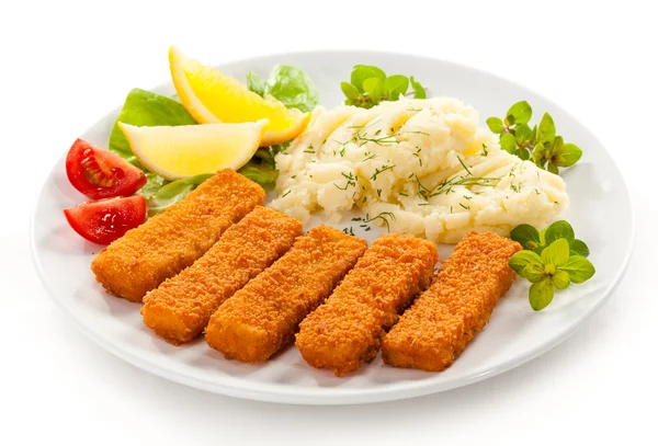 Fried fish fingers, mashed potatoes and vegetables — Stock Photo, Image