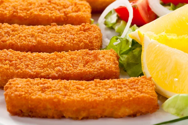 Dedos de peixe fritos e legumes — Fotografia de Stock