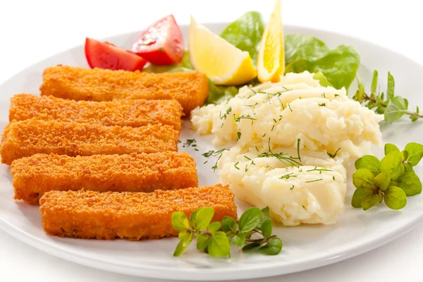 Fried fish fingers, mashed potatoes and vegetables — Stock Photo, Image