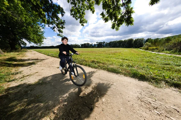 Jongen fietsen — Stockfoto