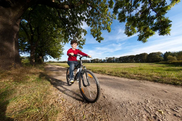 Chico ciclismo — Foto de Stock