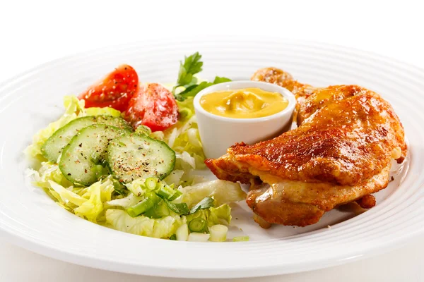Pečené kuřecí stehno a zelenina — Stock fotografie