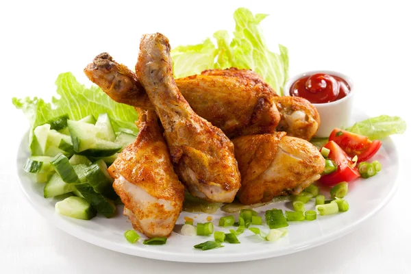 Grillezett csirke alsócomb és zöldségek — Stock Fotó