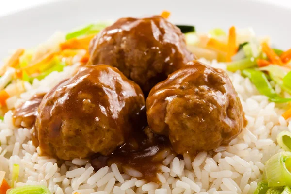 Roasted meatballs, white rice and vegetables — Stock Photo, Image
