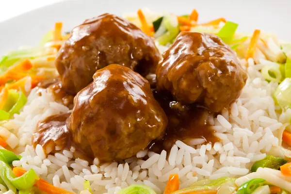 Roasted meatballs, white rice and vegetables — Stock Photo, Image