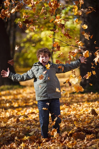 Boy playing in park — Stock Photo, Image