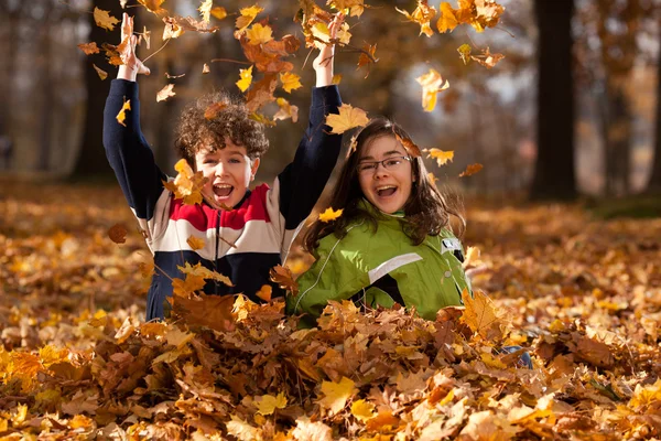 Enfants jouant dans le parc d'automne — Photo