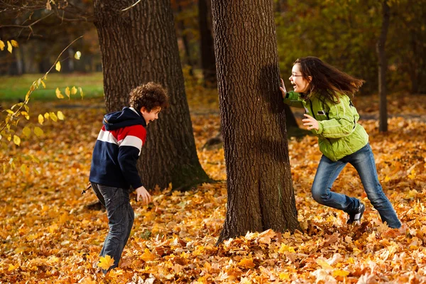 Bambini che giocano nel parco autunnale — Foto Stock