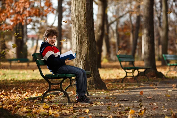 Jongen spelen in park — Stockfoto