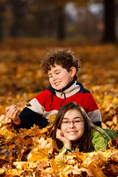 Kids playing in autumn park — Stock Photo, Image