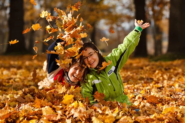 秋の公園で遊ぶ子供たち — ストック写真