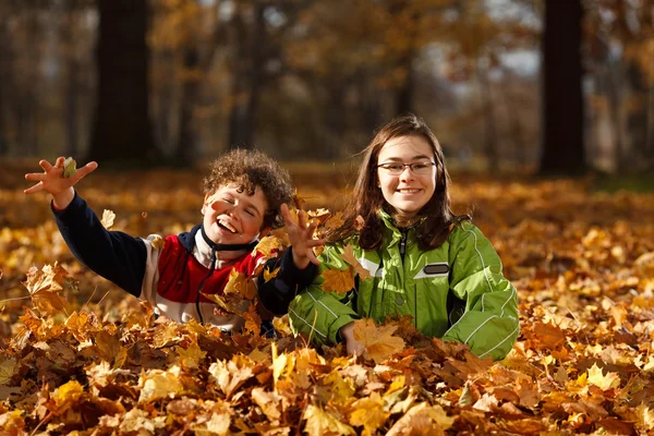 Crianças brincando no parque de outono — Fotografia de Stock