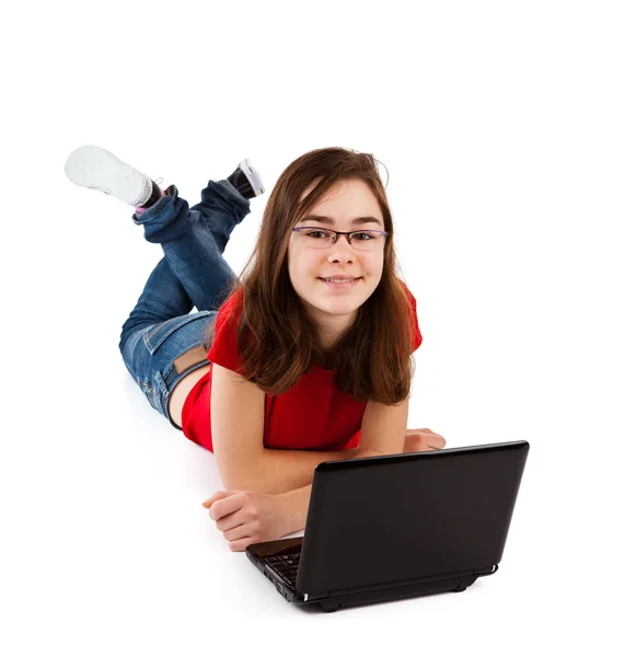 Dziewczyna za pomocą laptopa leżąc — Zdjęcie stockowe