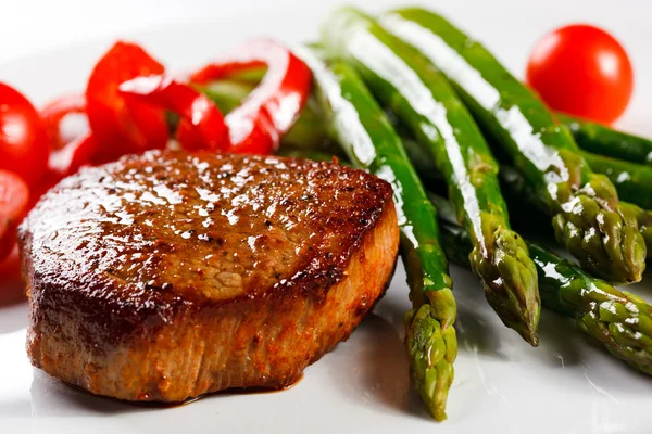 Grilled steak and asparagus — Stock Photo, Image