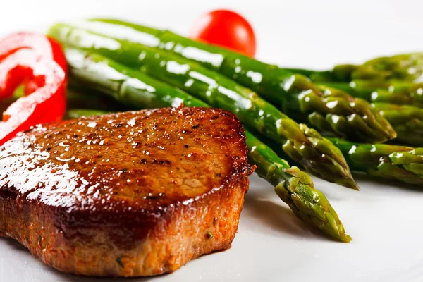 Grilled steak and asparagus — Stock Photo, Image
