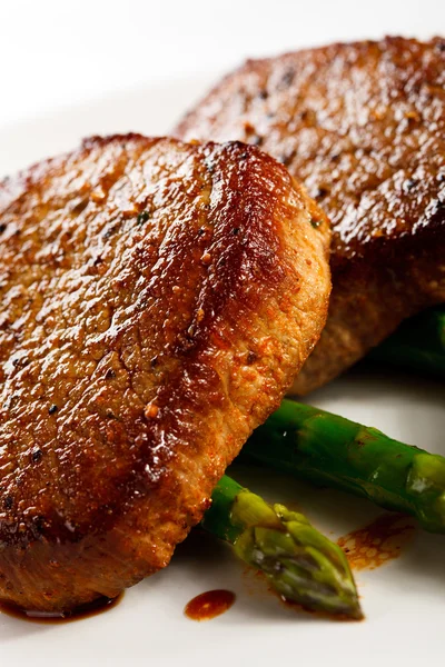 Roston sült steak és a spárga — Stock Fotó