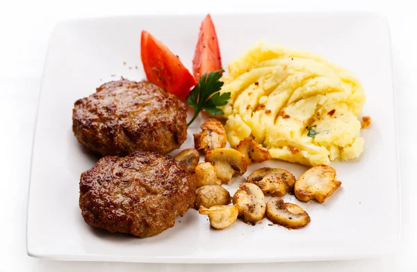 Gegrilde steaks, aardappelpuree en plantaardige salade — Stockfoto