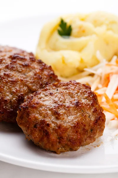 Steaks grillés, purée de pommes de terre et salade de légumes — Photo