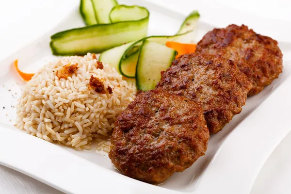 Carne despedido, arroz blanco y verduras —  Fotos de Stock