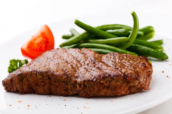 Grilovaný steak a zelenina — Stock fotografie