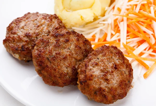 Filetes a la parrilla con patatas y ensalada de verduras — Foto de Stock