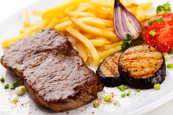 Bife grelhado e legumes — Fotografia de Stock