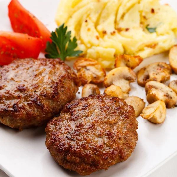 Grilované steaky s brambory a zeleninový salát — Stock fotografie