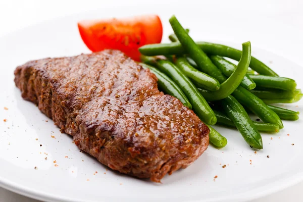 Steak grillé et légumes — Photo
