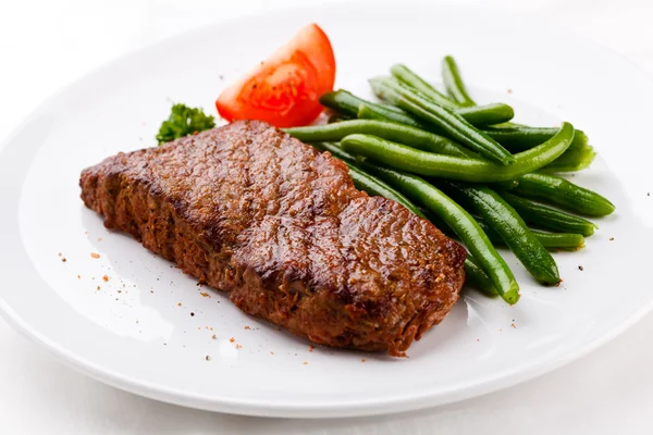 Steak grillé et légumes — Photo