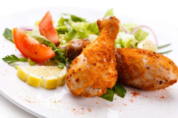 Grilled chicken drumsticks and vegetables — Stock Photo, Image