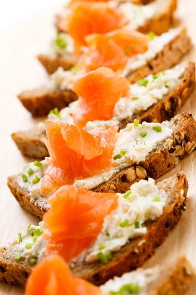 Bread with smoked salmon and cream cheese — Stock Photo, Image