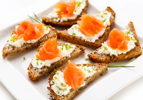 Pane con salmone affumicato e crema di formaggio — Foto Stock