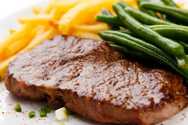 Gegrilde biefstuk, Franse frietjes en groene bonen — Stockfoto