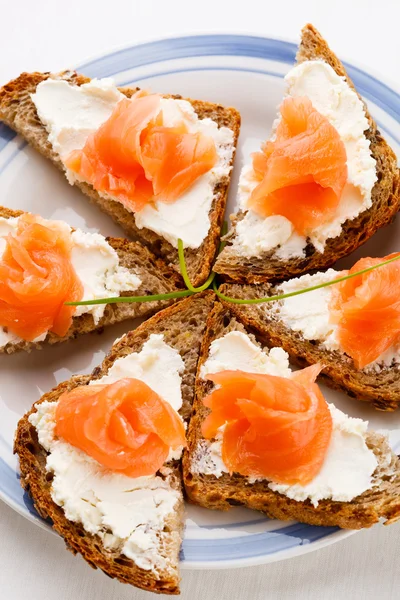 Bread with smoked salmon and cream cheese — Stock Photo, Image