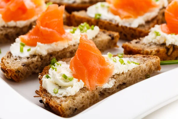 Pain au saumon fumé et fromage à la crème — Photo