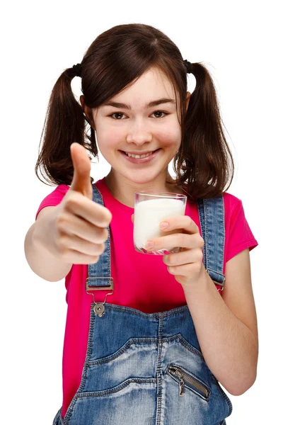 Mädchen trinkt Milch — Stockfoto