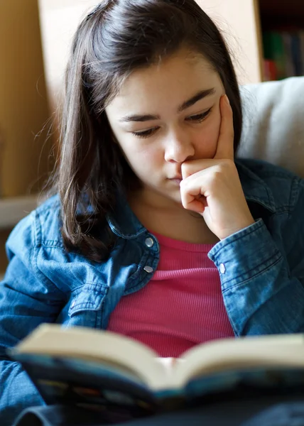 Menina leitura livro em casa — Fotografia de Stock