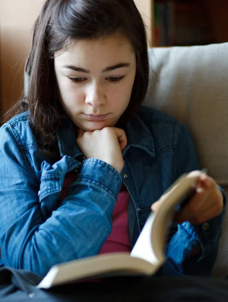 Menina leitura livro em casa — Fotografia de Stock