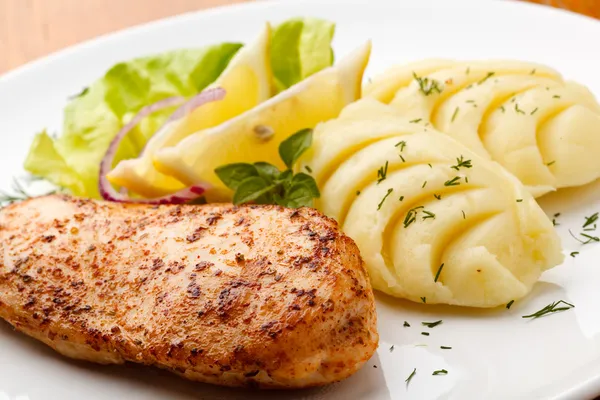 Roasted chicken breast and mashed potatoes — Stock Photo, Image