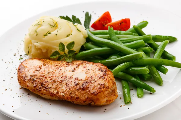 Roast chicken breast, mashed potatoes and green beans — Stock Photo, Image